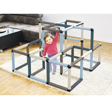 Kind spielt mit einem modularen Klettergerüst im Wohnzimmer.