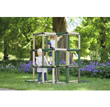 Kinder klettern auf einem Outdoor-Klettergerüst im Garten.