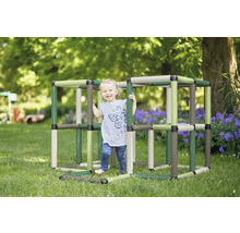 Kind auf einer Outdoor-Kletterstruktur für den Garten