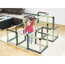 Klettergerüst für Kinder im Wohnzimmer mit Kind