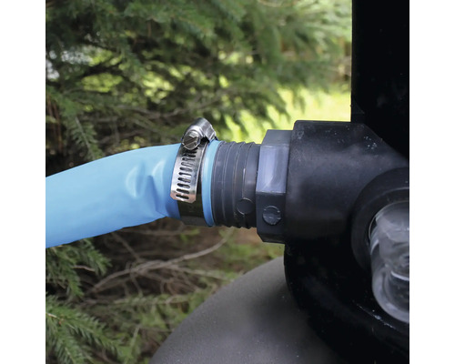 Blauer Schlauch mit Schlauchschelle an einem schwarzen Kunststoffverbinder