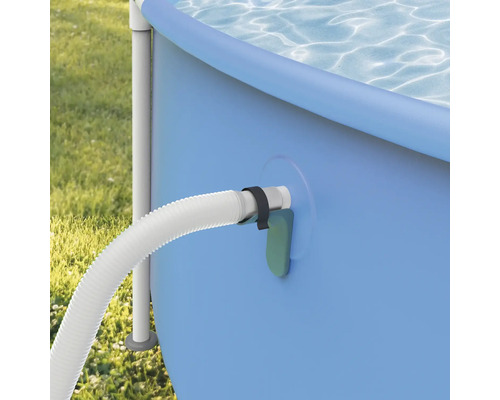 Detailansicht eines Poolschlauchs an einem Swimmingpool