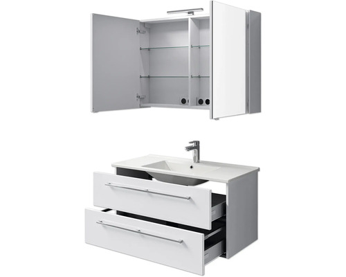 Weißer Waschtischunterschrank mit zwei Schubladen und Spiegelschrank mit geöffneten Türen und Regalböden