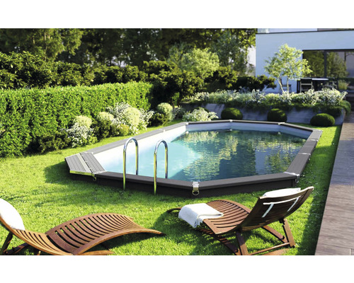 Gartenpool mit Leiter und Liegestühlen auf einer Rasenfläche