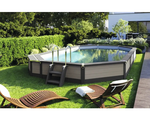 Garten mit Aufstellpool, Leiter und Liegestühlen