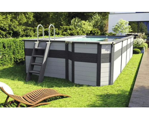 Rechteckiger Gartenpool mit Leiter im Garten