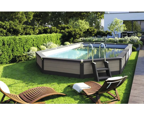 Rechteckiger Pool mit Leiter im Garten