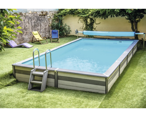 Rechteckiger Pool im Garten mit Leiter und Poolabdeckung