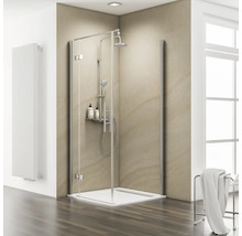 Eckdusche mit Duschwanne, Armaturen und Ablage im Badezimmer