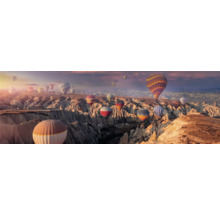 Luftballons über einer Felslandschaft