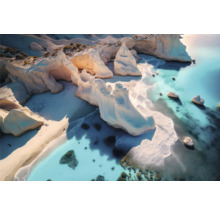 Luftaufnahme einer Küstenlandschaft mit Sandsteinformationen und klarem Wasser