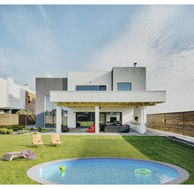 Modernes Haus mit Pool, Gartenmöbeln und gepflegtem Rasen