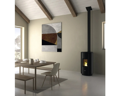 Heller Raum mit Esstisch, Stühlen, Gemälde und schwarzem Pelletofen.