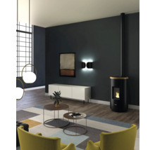 Wohnzimmer mit Pelletofen, Couchtisch, Sideboard und Dekoration