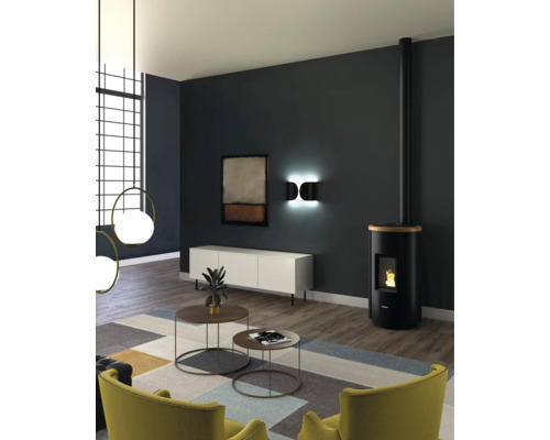 Wohnzimmer mit Pelletofen, Couchtisch, Sideboard und Dekoration