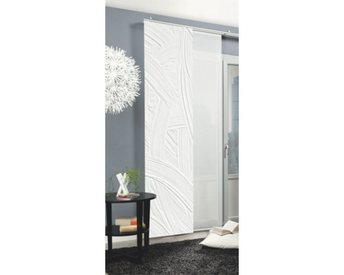 Raum mit Schiebegardine mit abstraktem Muster, Tisch und Teppich