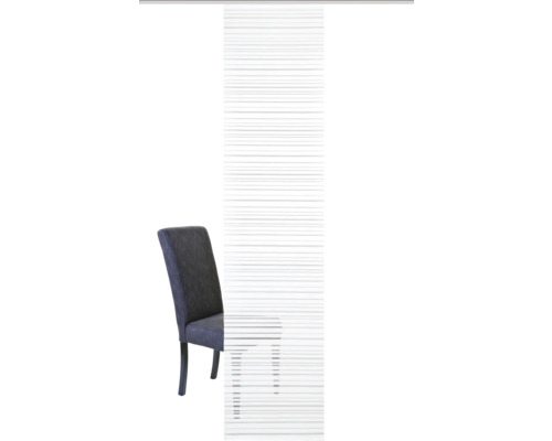 Schiebegardine teilweise vor Stuhl