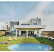 Moderner Garten mit Pool, Liegestühlen und Haus