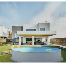 Szene mit rundem Pool im Garten eines modernen Hauses