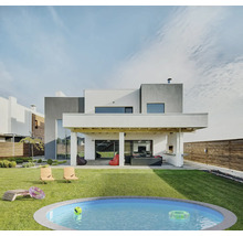 Garten mit modernem Haus, Pool und Gartenmöbeln