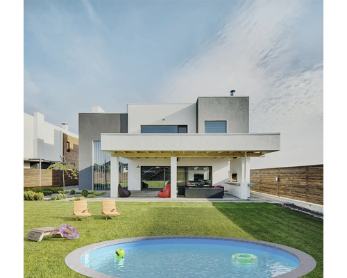 Garten mit modernem Haus, Pool und Gartenmöbeln