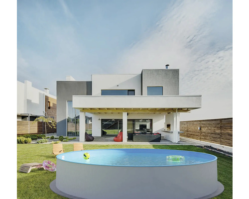 Szene mit Pool im Garten eines Wohnhauses