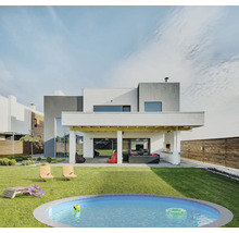 Modernes Haus mit Pool, Liegestühlen und Gartenmöbeln im Garten