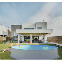 Aufstellpool im Garten eines modernen Hauses