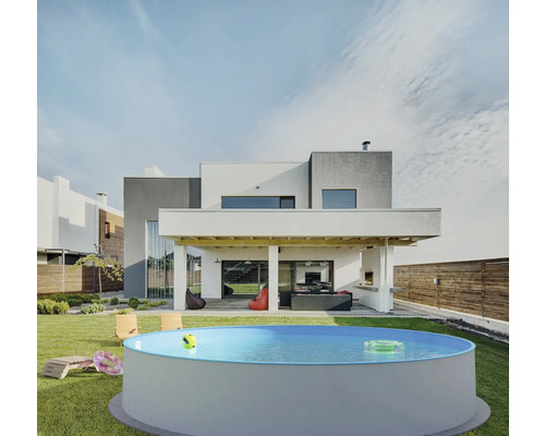 Aufstellpool im Garten eines modernen Hauses