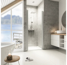 Modernes Badezimmer mit Dusche, Waschbecken und großem Fenster mit Seeblick.