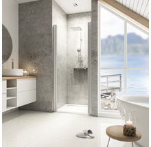 Modernes Badezimmer mit Duschkabine, Waschtisch und Badewanne vor einem Fenster mit Seeblick