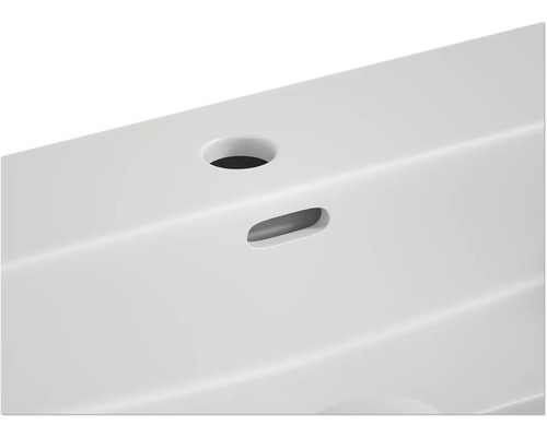 Detailansicht eines Waschbeckens mit Hahnloch und Überlauf