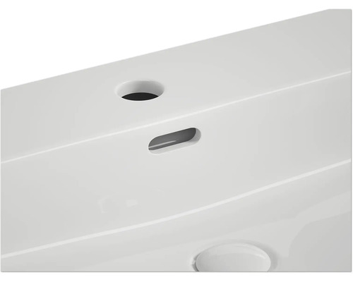 Detailansicht eines Waschbeckens mit Hahnloch und Überlauf