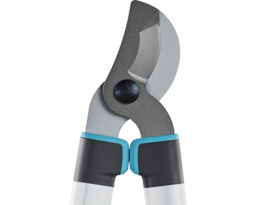 Nahaufnahme einer Heckenschere mit Stahlklingen und Griffen