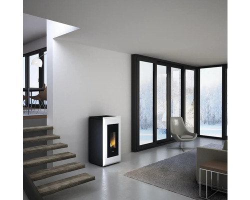 Wohnraum mit Pelletofen, Treppe und Fensterfront mit Winterlandschaft