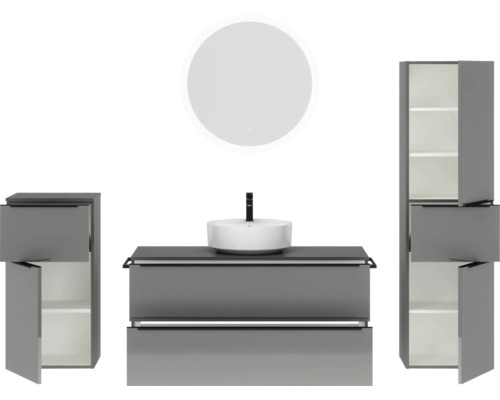 Badezimmer mit Waschtisch, Spiegel und Hochschrank