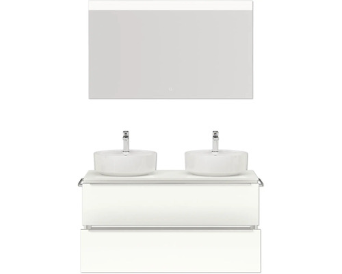 Badezimmer mit Doppelwaschtisch, Aufsatzwaschbecken und beleuchtetem Spiegel