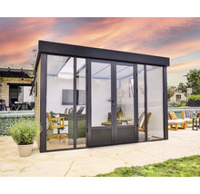Modernes Gartenbüro mit Glasfront und Schiebetüren, ausgestattet mit Büromöbeln und dekorativen Elementen