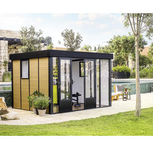 Gartenhaus mit Fitnessgeräten und Glasschiebetüren auf Rasenfläche
