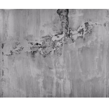 Beschädigte Wand mit abblätternder Farbe und Rissen.