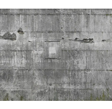 Betonwand mit Schäden und Aussparungen