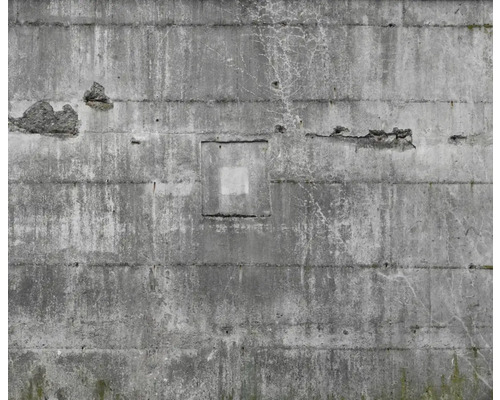 Betonwand mit Schäden und Aussparungen