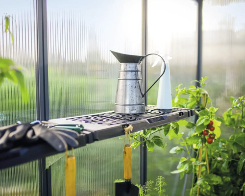 Regal im Gewächshaus mit Gießkanne, Sprühflasche und Gartenwerkzeug