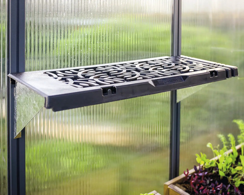 Schwarzes Gewächshausregal mit floralem Muster an einer Gewächshauswand