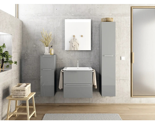 Modernes Badezimmer mit Waschbecken, Spiegel, Hängeschränken und Ablageflächen