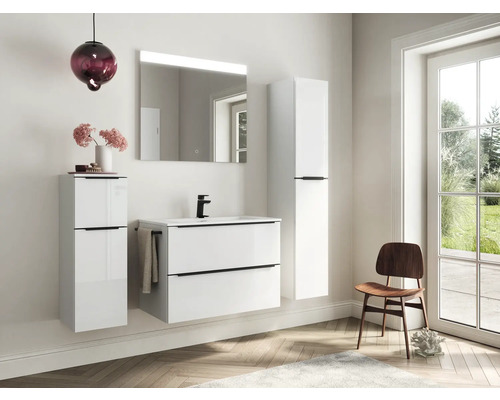 Helles Badezimmer mit Waschtisch, Spiegelschrank und Hochschrank in Weiß