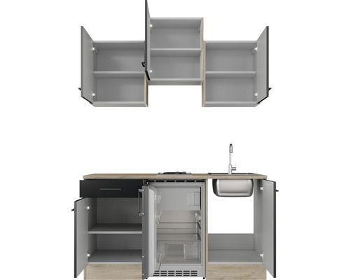 Outdoor-Küche mit Spüle, Kühlschrank und Stauraum in Schränken