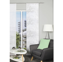 Wohnzimmer mit Schiebegardinen mit Baummotiv am Fenster, Sessel und Beistelltisch
