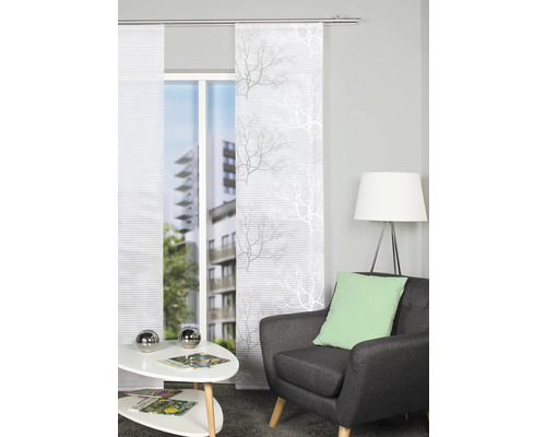 Wohnzimmer mit Schiebegardinen mit Baummotiv am Fenster, Sessel und Beistelltisch