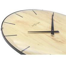 Nahaufnahme einer Nextime Wanduhr mit Holzdekor und schwarzen Zeigern.